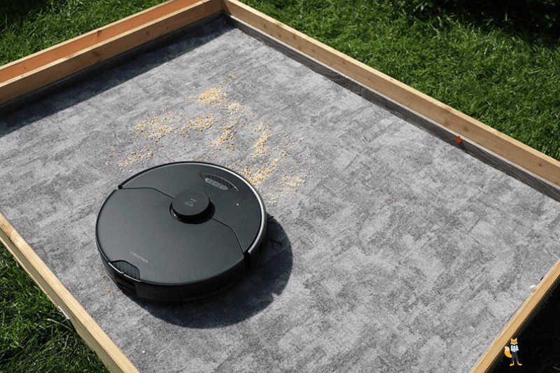 Der Roborock S7 MaxV reinigt im Test Haferflocken auf einem Teppich